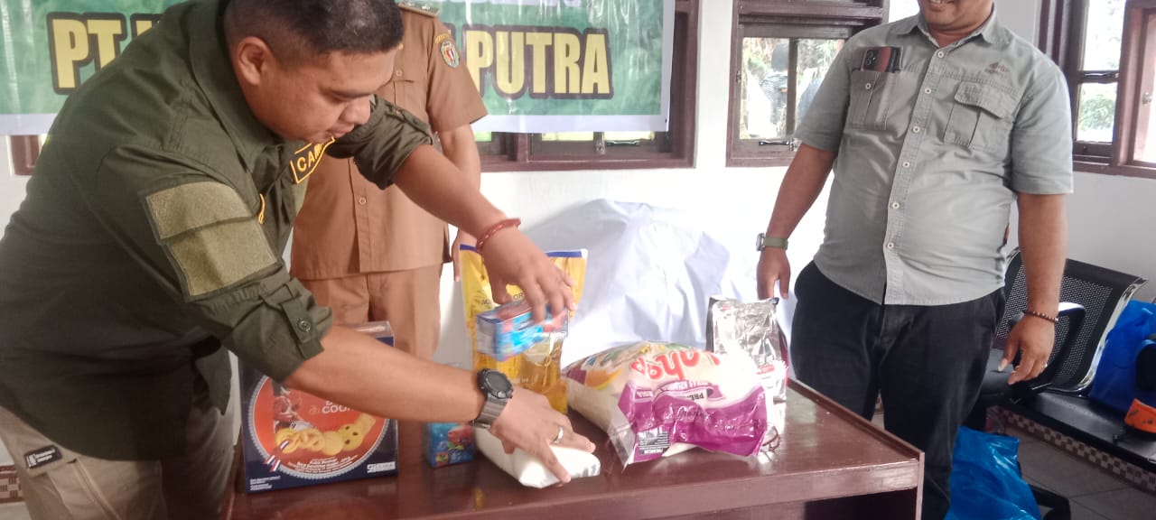 Camat Katingan Tengah menerima secara simbolis paket sembako murah