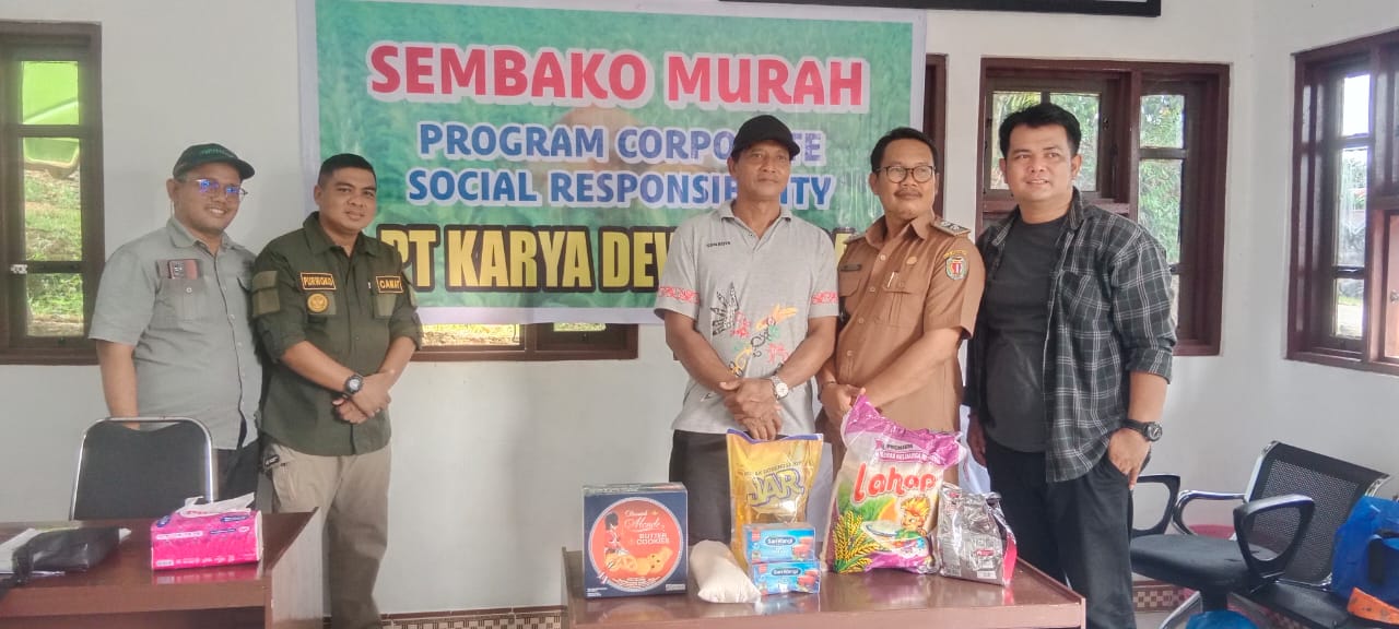 Camat Katingan Tengah menerima secara simbolis paket sembako murah